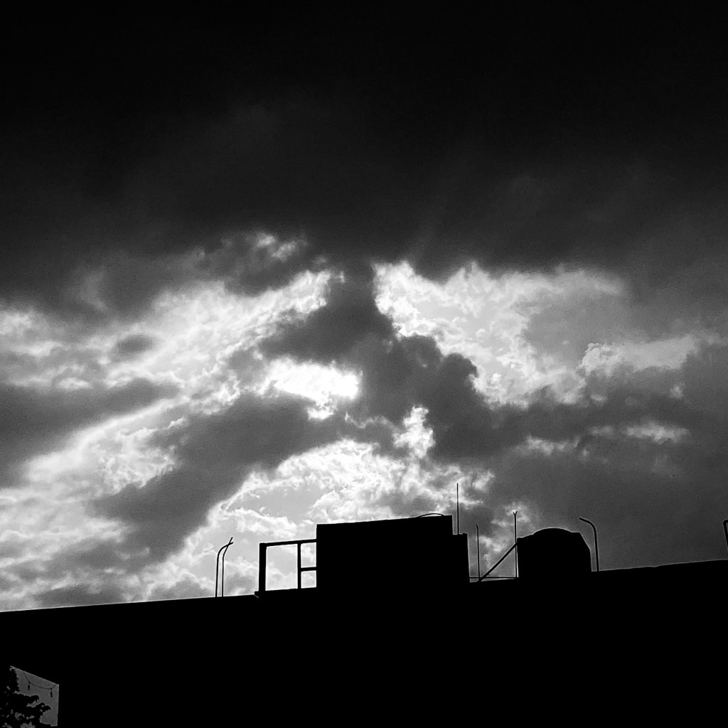 ESPECIALES DE HORROR | NUBES GRISES