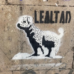 JOVEN CANSADO ACOSTADO EN EL&nbsp;SOFÁ