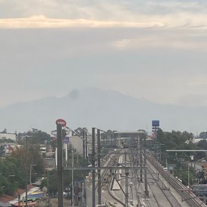 HOMBRE ROBUSTO ESCARBANDO SU NARIZ EN LAS ESCALERAS DEL&nbsp;METRO