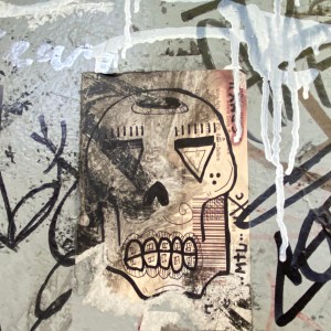 HOMBRE DISTRAÍDO PIERDE SU MIRADA EN EL INSTANTE