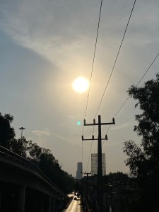 MUJERES SENTADAS EN LA BANQUETA, PLATICAN