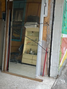 PERSONA CON LA MIRADA EXTRAVIADA EN EL RECUERDO