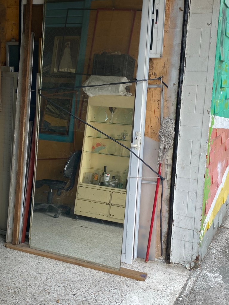 PERSONA CON LA MIRADA EXTRAVIADA EN EL&nbsp;RECUERDO