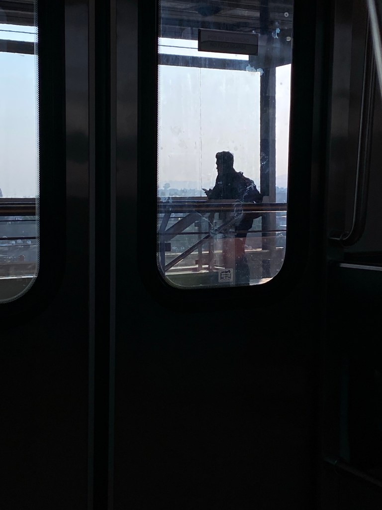 PERSONA CON UNA SONRISA FALSA PERO&nbsp;CONMOVEDORA