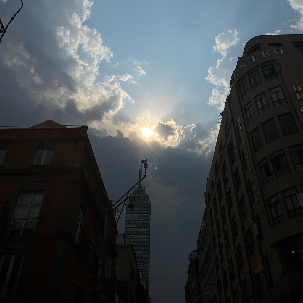 HOMBRE SERIO PREOCUPADO POR SUS&nbsp;PESADILLAS