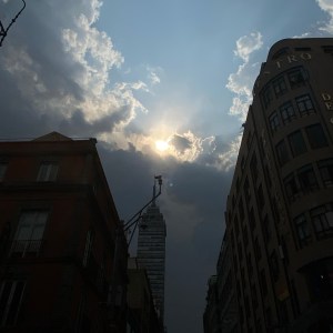 HOMBRE SERIO PREOCUPADO POR SUS PESADILLAS