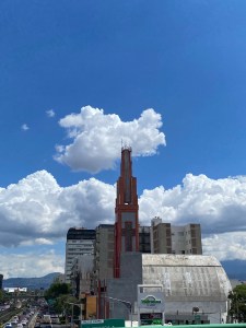 LA MUJER QUE ESPERA Y CAMINA Y&nbsp;ESPERA