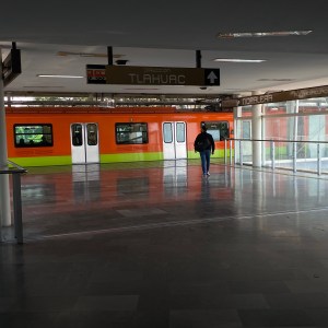 DOS PERSONAS SE SALUDAN EN EL ANDÉN DEL&nbsp;METRO