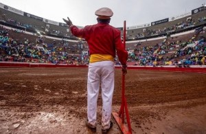 LLUEVE EN LA PLAZA MÉXICO, NADIE SALE…