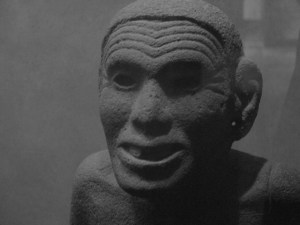 MUSEO EN UN JUEVES ACALORADO