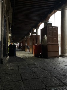 UNA MUJER Y TRES HOMBRES HABLAN DE SU OFICIO